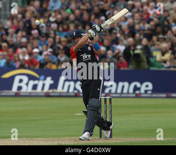 Cricket - NatWest International Twenty20 - Angleterre / Sri Lanka - terrain de comté.Kevin Pietersen d'Angleterre sort lors de ses gains de 41 lors du match international Twenty20 au County Ground, Gloucestershire. Banque D'Images