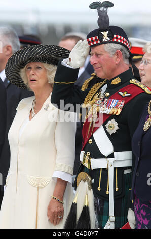 Le prince de Galles et la duchesse de Cornouailles, connu sous le nom de duc et duchesse de Rothesay en Écosse, pendant le service de Drumhead après avoir pris le salut du passé de mars de 2,000 militaires,les anciens combattants et les cadets défilent sur le Royal Mile depuis l'Esplanade du château jusqu'au parc Holyrood, à Édimbourg, le jour des forces armées. Banque D'Images