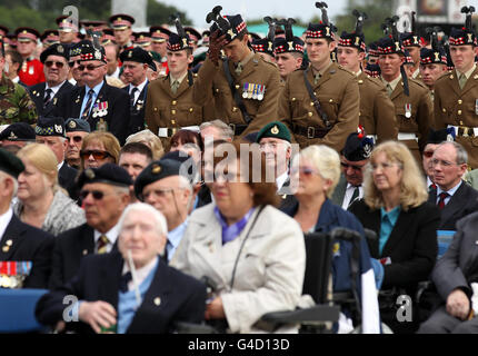 Les soldats regardent le service de Drumhead après que le Prince de Galles, connu sous le nom de duc de Rothesay en Écosse, a reçu le salut d'un passé de mars de 2,000 militaires, anciens combattants et cadets marchant sur le Royal Mile depuis l'Esplanade du château jusqu'au parc Holyrood, à Édimbourg, le jour des forces armées. Banque D'Images