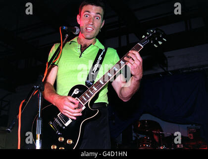 PA NEWS PHOTO 27/6/98 L'ancien champion de tennis de Wimbledon PAT CASH joue de la guitare AVEC SON GROUPE À L'UNIVERSITÉ DE NORTH LONDON STUDENT'S 'Rocket' LE LIEU OÙ ILS ONT EXÉCUTÉ APRÈS AVOIR REGARDÉ LE MATCH DU TOURNOI DE LA COUPE DU MONDE L'ANGLETERRE CONTRE LA COLOMBIE Banque D'Images