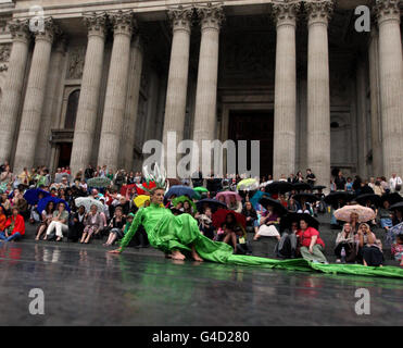 Un danseur de ballet de la Rambert Dance Company se déroule devant la cathédrale Saint-Paul de Londres, dans le cadre du Festival de la ville de Londres. Banque D'Images