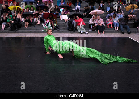 Un danseur de ballet de la Rambert Dance Company se déroule devant la cathédrale Saint-Paul de Londres, dans le cadre du Festival de la ville de Londres. Banque D'Images