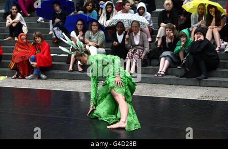 Un danseur de ballet de la Rambert Dance Company se déroule devant la cathédrale Saint-Paul de Londres, dans le cadre du Festival de la ville de Londres. Banque D'Images