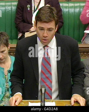 andy Burnham, secrétaire à l'éducation fantôme, pose une question urgente au secrétaire à l'éducation Michael Gove sur la fermeture des écoles à la Chambre des communes de Londres. Banque D'Images