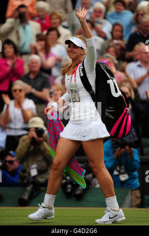 Sabine Lisicki, de l'Allemagne, se met en déferle devant de la foule alors qu'elle quitte Center court après avoir perdu son match contre Maria Sharapova, en Russie, le dixième jour des championnats de Wimbledon 2011 au All England Lawn tennis and Croquet Club, Wimbledon. Banque D'Images