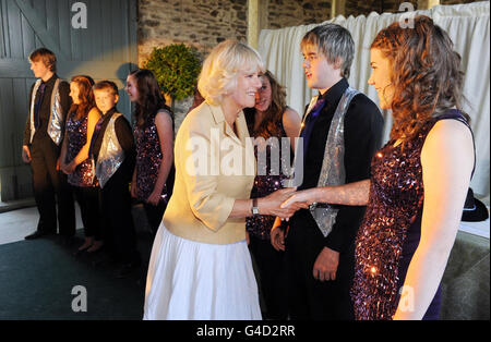 La duchesse de Cornwall rencontre des artistes de l'Opéra de la jeunesse de Carmarthan lors d'une réception pour les enfants de Latch - l'organisme caritatif gallois pour enfants contre le cancer au domicile gallois du Prince de Galles à Llwynywermod. Banque D'Images