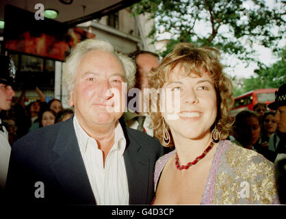 PA NEWS PHOTO: 1/7/98 LE RÉALISATEUR MICHAEL GAGNANT ET COMPAGNON VANESSA PERRY ARRIVE À LA PREMIÈRE DE LA NOUVELLE COMÉDIE MUSICALE D'ANDREW LLOYD WEBBER 'SIFFLER LE VENT' AU ALDWYCH THEATRE À LONDRES. Banque D'Images