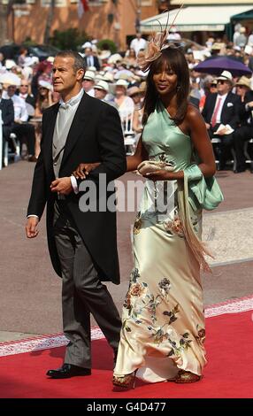 Naomi Campbell et son partenaire Vladislav Doronin arrivent pour le mariage du prince Albert II de Monaco et de Charlene Wittstock à la place du Palais. Banque D'Images