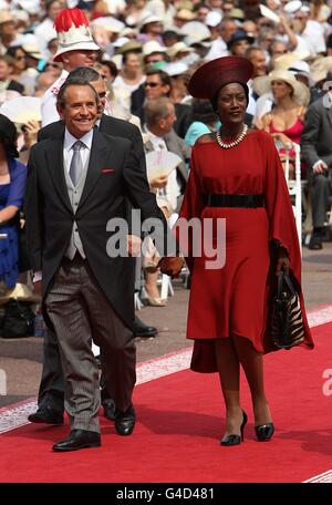 Jacky Ickx et son épouse Kaadja Nin arrivent pour le mariage du Prince Albert II de Monaco et de Charlene Wittstock à la place du Palais. Banque D'Images