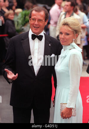 L'acteur de James Bond Roger Moore arrive avec son ami Christina Tornstrup, pour la première de ce soir (mardi) de la comédie musicale Doctor Dolittle de 4 millions, à l'Apollo de Labatt à Londres, Hammersmith.Voir l'histoire de PA SHOWBIZ Dolittle.Photo de Ben Curtis/PA Banque D'Images