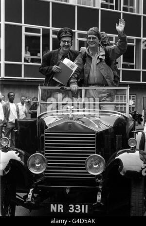 PA NEWS PHOTO 26/6/89 DJ'S SIMON BATES et Steve Wright (à gauche) dans un millésime DE ROLLS ROYCE BROADCASTING HOUSE, LONDRES POUR LA PREMIÈRE ÉTAPE DE SA SOUMISSION RECORD DE L'AIDE D'OXFAM POUR VOYAGER AUTOUR DU MONDE EN SEULEMENT 67 jours. Banque D'Images