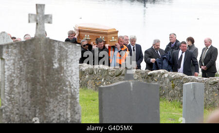 Le cercueil de Johnny Curry est transporté dans l'église d'Irlande de Saint Thomas, sur l'île de Rathlin, où plus de 1,000 mouneurs ont assisté à ses funérailles. Banque D'Images