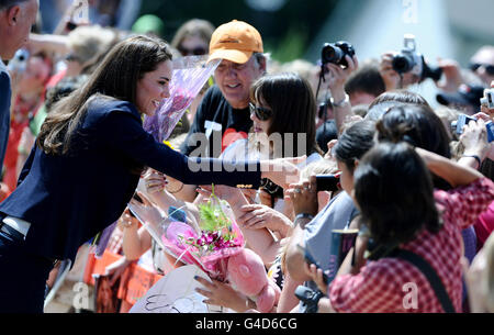 La duchesse de Cambridge rencontre des wishers bien en tournée à Slave Lake, Alberta, Canada, qui a été dévastée par un feu de forêt qui a traversé la communauté le 15 mai. ......... AUCUNE VENTE à l'agence de photos de Landov Banque D'Images