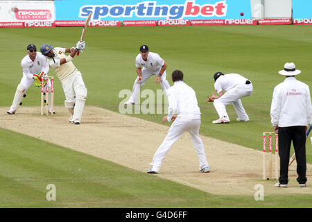 Cricket - npower troisième test - cinquième jour - Angleterre / Sri Lanka - le Rose Bowl.Un point de vue général alors que Thilan Samaraweera au Sri Lanka déchaîne le bowling de Graeme Swann en Angleterre Banque D'Images