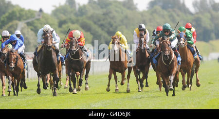 Le destin vert, monté par Adam Beschizza (avant droit, silks vert foncé), remporte la 52e coupe John Smith au cours du deuxième jour de la 52e rencontre de la coupe John Smiths à l'hippodrome de York. Banque D'Images