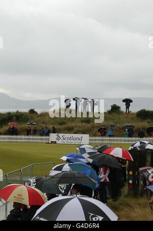 Golf - 2011 Barclays Scottish Open - troisième jour - Castle Stuart Golf Links.Les spectateurs se réfugient à l'abri de la pluie lors de la deuxième partie de l'Open d'Écosse de Barclays, à Castle Stuart Golf Links, à Inverness. Banque D'Images