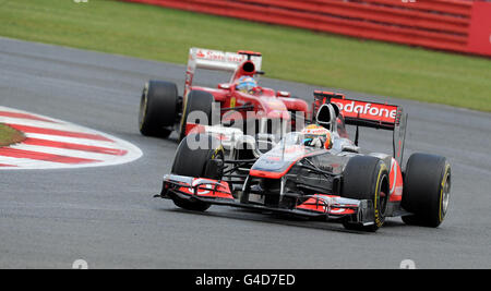 Lewis Hamilton de McLaren Mercedes, de Grande-Bretagne, est suivi de Fernando Alonso de Ferrari, d'Espagne, lors du Grand Prix britannique de Formule 1 Santander sur le circuit de Silverstone, à Northampton. Banque D'Images