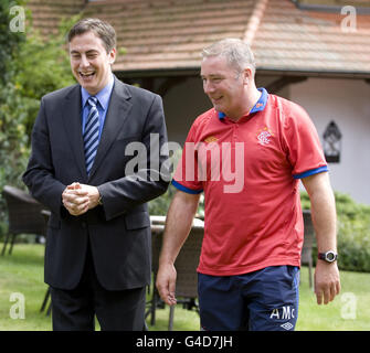 Le premier ministre de Basse-Saxe et les Rangers ont admiré David McAllister (à gauche) avec le directeur des Rangers, allié McCoist, à l'hôtel TEAM de Herzlake, en Allemagne. Date de la photo: dimanche 10 juillet 2011. Le crédit photo devrait se lire comme suit : KIRK O'Rourke/Rangers FC/PA. Banque D'Images