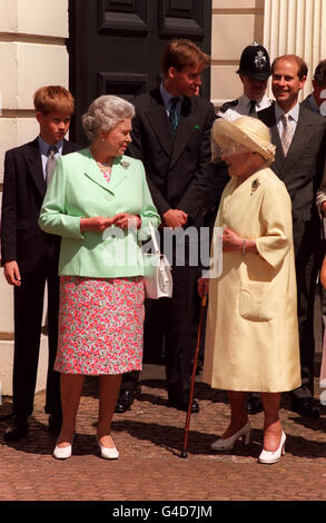 PA NEWS PHOTO 4/8/98 LA REINE ET LA REINE MÈRE SONT REJOINTS PAR LE PRINCE HARRY (À GAUCHE), WILLIAM ET EDWARD (À DROITE), À L'EXTÉRIEUR DE LA MAISON CLARENCE, À LONDRES, À L'OCCASION DU 98E ANNIVERSAIRE DE LA REINE MÈRE. Banque D'Images