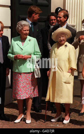 PA NEWS PHOTO 4/8/98 LA REINE ET LA REINE MÈRE SONT REJOINTS PAR LE PRINCE HARRY (À GAUCHE), WILLIAM ET EDWARD (À DROITE) À L'EXTÉRIEUR DE LA MAISON CLARENCE, À LONDRES, À L'OCCASION DU 98E ANNIVERSAIRE DE LA REINE MÈRE. Banque D'Images