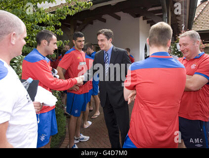 Le Premier ministre de Basse-Saxe et le fan des Rangers David McAllister rencontrent le personnel et les joueurs des Rangers à l'hôtel TEAM de Herzlake, en Allemagne. Date de la photo: dimanche 10 juillet 2011. Le crédit photo devrait se lire comme suit : KIRK O'Rourke/Rangers FC/PA. Banque D'Images