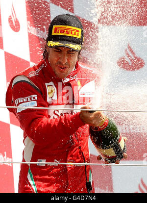 Courses automobiles - Championnat du monde de Formule 1 - Grand Prix de Grande-Bretagne - jour de la course - Silverstone.Fernando Alonso, de Ferrari, célèbre sa victoire lors du Grand Prix britannique de Formule un Santander sur le circuit de Silverstone, à Northampton. Banque D'Images