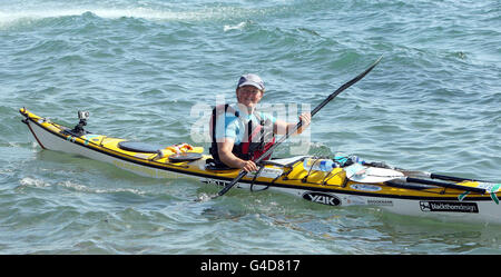 Elaine Alexander revient au County Antrim Yacht Club à Whitehead alors qu'elle est devenue la première femme d'Irlande du Nord à faire le tour de l'île en kayak. Banque D'Images