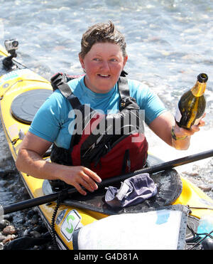 Elaine Alexander revient au County Antrim Yacht Club à Whitehead alors qu'elle est devenue la première femme d'Irlande du Nord à faire le tour de l'île en kayak. Banque D'Images