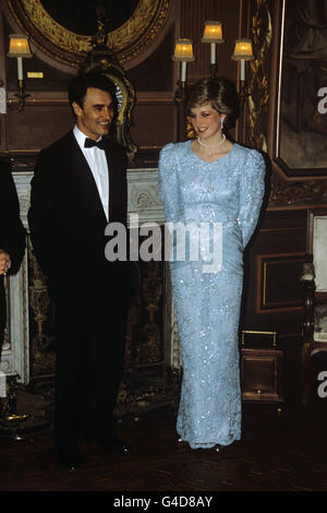 Diana, princesse de Galles, discute avec le Premier ministre portugais Anibal Cavaco Silva, lors d'un banquet au Palais de la Bourse, dans la ville portugaise du nord d'Oporto. Elle et le prince Charles étaient le troisième jour de leur visite officielle de quatre jours dans le pays. Sa robe, de Catherine Walker, a été créée pour le Royal African Tour 1986 mais a été considérablement repensée vers 1987, réapparaissant comme une robe de soirée sans manches avec une encolure très basse. Banque D'Images