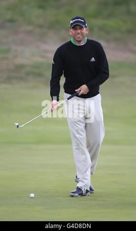 Golf - le Championnat d'Open 2011 - Aperçu jour trois - Royal St George's. Sergio Garcia d'Espagne plaisanteries autour sur le 6ème trou Banque D'Images