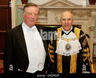 Le très honorable Lord maire de Londres, M. Michael Bear, est en présence du Lord Chancelier et secrétaire à la Justice, M. Kenneth Clarke, à Mansion House, dans la ville de Londres, avant le dîner des juges du Lord Mayor, ce soir. Banque D'Images