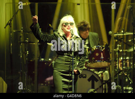 Debbie Harry de Blondie se produit à Somerset House, dans le centre de Londres, dans le cadre de la série estivale de concerts. Banque D'Images