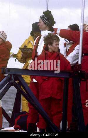 La princesse Anne avec son fils Peter Phillips, regardant la réunion de Pâques du Royal Lymington Spa Yacht Club sur le Solent. Banque D'Images