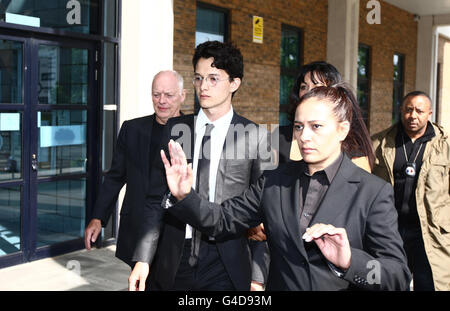 Charlie Gilmour arrive au tribunal de la Couronne de Kingston avec son père David Gilmour (à gauche) et sa mère Polly (cachée) pour être condamné après avoir plaidé coupable de troubles violents en mai. Banque D'Images