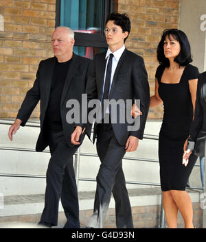 Charlie Gilmour arrive au tribunal de la Couronne de Kingston avec son père David Gilmour (à gauche) et sa mère Polly (à droite) pour être condamné après avoir plaidé coupable de troubles violents en mai. Banque D'Images