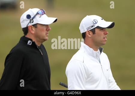 Golf - le championnat ouvert 2011 - jour 1 - Royal St George's.Paul Casey (à droite) en Angleterre avec Ben Curtis (à gauche), ancien champion des États-Unis, le premier jour Banque D'Images