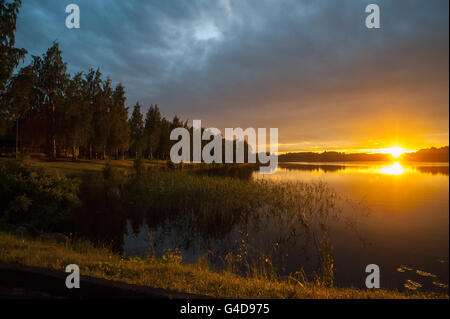 Coucher de soleil sur un lac à Kuopio, Finlande Banque D'Images