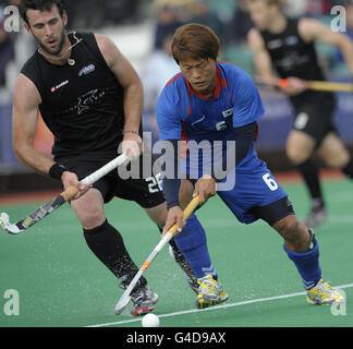 Nam Yong Lee, en Corée du Sud, s'éloigne de Matt l'Huillier, en Nouvelle-Zélande, lors de la finale de la coupe de Londres au terrain de loisirs de Quintin Hogg, à Londres. Banque D'Images