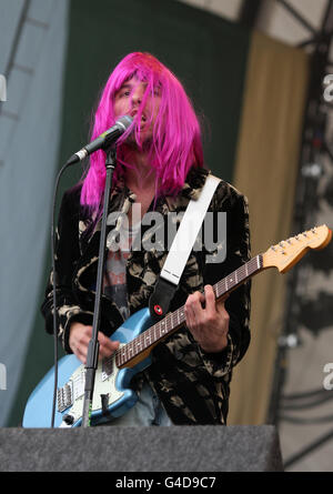 Le chanteur et guitariste de Briberches Ryan Jarman se produit sur la scène Obélisque au Lattitude Festival à Henham Park, Southwold, Suffolk. Banque D'Images