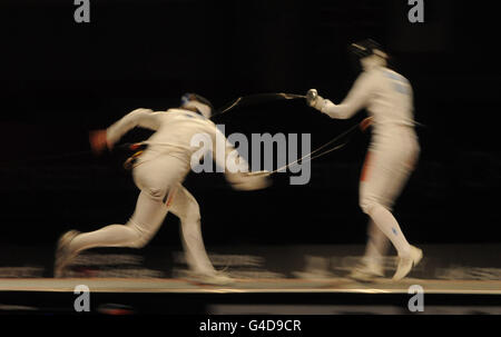 Britta Heidemann (à gauche) en Allemagne et Ana Branza en Roumanie lors de la demi-finale de l'épreuve féminine de l'Epee au cours du quatrième jour des championnats d'Europe et des championnats européens en fauteuil roulant à l'Institut anglais du sport de Sheffield. Banque D'Images