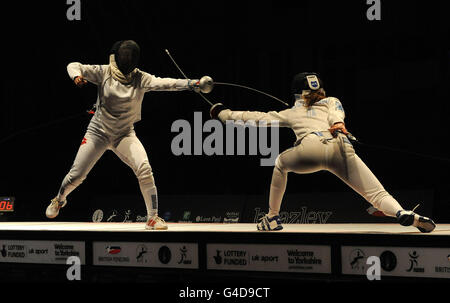 Tiffany Geroudet (à gauche) en Suisse et Nathalie Mouellhausen en Italie lors de la demi-finale de l'épreuve féminine d'Epee au cours du quatrième jour des championnats d'Europe et des championnats européens en fauteuil roulant à l'Institut anglais des sports de Sheffield. Banque D'Images