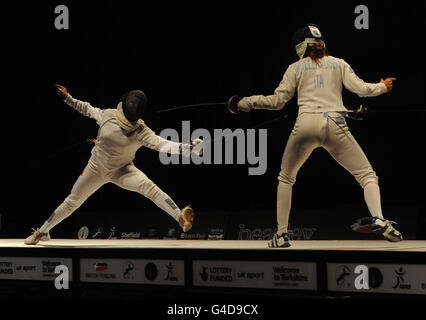 Tiffany Geroudet (à gauche) en Suisse et Nathalie Mouellhausen en Italie lors de la demi-finale de l'épreuve féminine d'Epee au cours du quatrième jour des championnats d'Europe et des championnats européens en fauteuil roulant à l'Institut anglais des sports de Sheffield. Banque D'Images