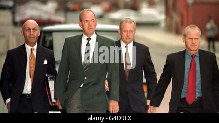 L'ancien surintendant principal David Duckenfield, 53 ans (au centre à droite) et l'ancien surintendant Bernard Murray, 56 ans (au centre à gauche) arrivent à la Cour de justice de Leeds. Les familles des victimes de la catastrophe de Hillsborough tiennent responsables les deux anciens officiers de police. * plus de 20 membres du Groupe de soutien à la famille Hillsborough ont emballé le tribunal des magistrats de Leeds pour le début d'une poursuite privée qu'ils ont intentée contre eux. Photo de Richard Crampton/PA. Voir PA Story COURTS Hillsborough. Banque D'Images