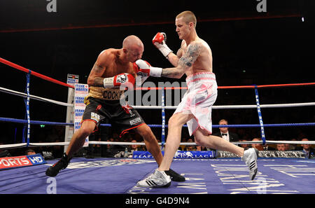 Nicky Cook (à gauche) en action contre Ricky Burns lors du championnat du monde de super-Featherweight WBO à l'arène Liverpool Echo. Banque D'Images