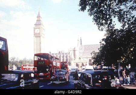 Photo de la place du Parlement (aujourd'hui). Sir Norman Foster remet aujourd'hui au vice-premier ministre, le très honorable John Prescott, député de la Galerie nationale, son Plan directeur des places mondiales pour tous, conçu pour transformer le cœur historique de Londres (jeudi). Photos PA. Regardez l'histoire des PA. Banque D'Images