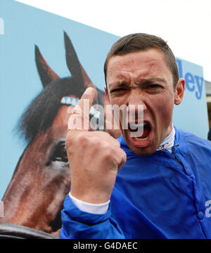 Frankie Dettori célèbre la victoire des Darley Irish Oaks lors du week-end Darley Irish Oaks au Curragh Racecourse, Co. Kildare, Irlande. Banque D'Images