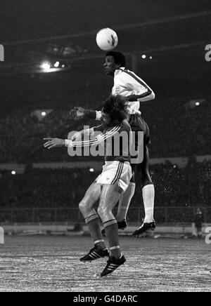 Viv Anderson en Angleterre en action contre Zdenek Nehoda en Tchécoslovaquie lors d'un match international au stade Wembley à Londres. Anderson est devenu le premier joueur de la descente Afrique-Caraïbes à jouer pour toute l'équipe d'Angleterre. Banque D'Images