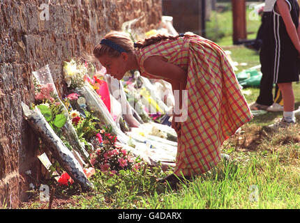 PA NEWS PHOTO 31/8/98 LE CAMP LISA-MARIE, ÂGÉ DE HUIT ANS, DÉPOSE DES FLEURS À LA MÉMOIRE DE DIANA, PRINCESSE DE GALLES, À L'EXTÉRIEUR DES PORTES DE SON DERNIER LIEU DE REPOS, LA MAISON FAMILIALE ALTHORP MAISON À L'OCCASION DU 1ER ANNIVERSAIRE DE SA MORT. Banque D'Images