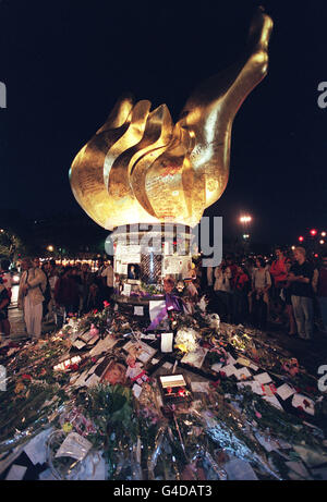 PA NEWS PHOTO 31/8/98 HOMMAGES FLORAUX RENDUS AU PONT DE L'ALMA À PARIS, PRÈS DE LA SCÈNE OÙ DIANA, LA PRINCESSE DE GALLES ET DODI-AL-FAYED ONT ÉTÉ TUÉS DANS UN ACCIDENT DE VOITURE. Banque D'Images