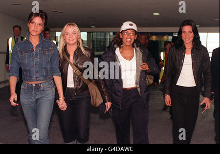 Les Spice Girls (de gauche à droite) Victoria, Emma, Mel B et Mel C, retournent à Heathrow ce matin (mardi) après avoir terminé la partie américaine de leur tournée SpiceWorld. Voir PA Story SHOWBIZ Spice. Photo Tim Ockenden /PA Banque D'Images